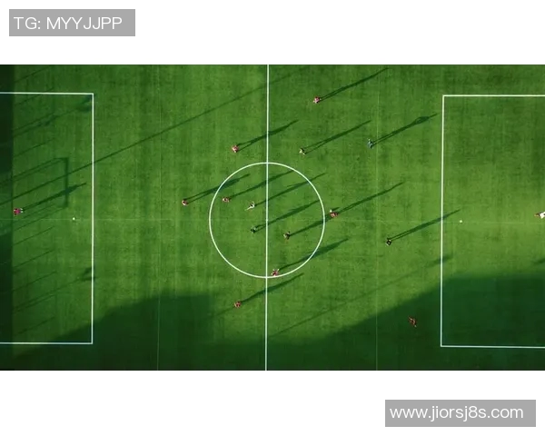 追光少年的绿茵梦想在夕阳下延伸成永不止息的传奇背影 追光少年的绿茵梦想在夕阳下延伸成永不止息的传奇背影