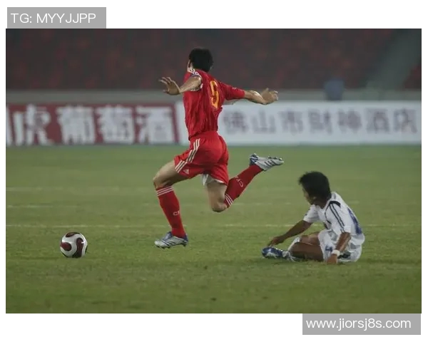 盘点经典瞬间聚焦足球动作球星的力量速度与激情展现 盘点经典瞬间聚焦足球动作球星的力量速度与激情展现